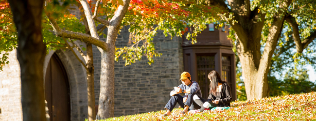 LISA-Sprachreisen-Erwachsene-Englisch-USA-New-York-Campus-Studenten-Herbst-Pause
