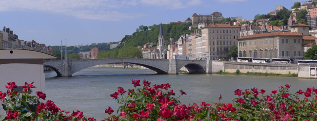 LISA-Sprachreisen-Erwachsene-Franzoesisch-Frankreich-Lyon-Stadt-Fluss-Bruecke-Blumen