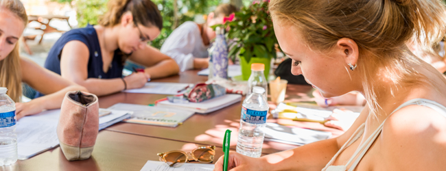 LISA-Sprachreisen-Erwachsene-Franzoesisch-Frankreich-Nizza-Sprachschule-Unterricht-Garten-Schreiben