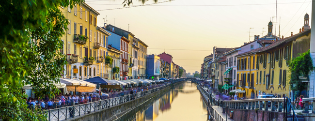 LISA-Sprachreisen-Erwachsene-Italienisch-Italien-Mailand-Fluss-Boote-Restaurants-Sonnenuntergang