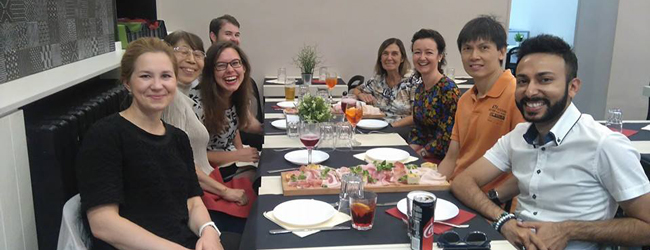 Italienisches Abendessen – Sprachreisen in Turin Sprachreiseteilnehmer geniessen ein gemeinsames Abendessen mit italienischen Spezialitäten bei einer LISA! Sprachreise in Turin