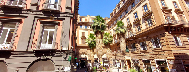 LISA-Sprachreisen-Erwachsene-Italienisch-Italoien-Neapel-Napoli-Schule-Hof-Palazzo-Eingang