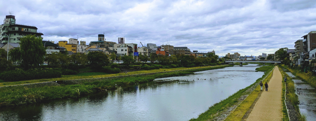LISA-Sprachreisen-Erwachsene-Japanisch-Japan-Kyoto-Fluss-Spaziergang-Stadtansicht-Bruecke