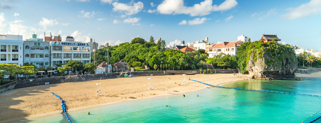 Blick auf den Strand in Naha mit Schrein auf einem Felden bei einer LISA! Sprachreise in Okinawa