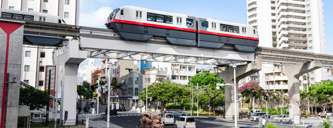 Hochbahn in Naha in Okinawa, darunter Strassen und Autos zwischen Hochhäusern