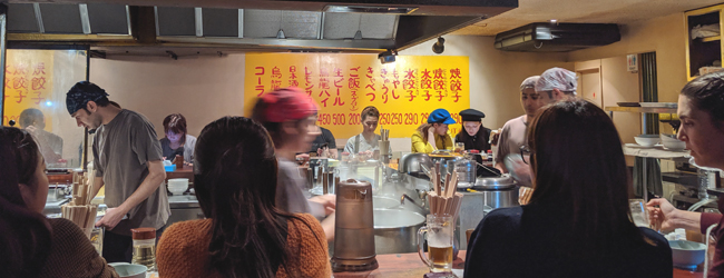 LISA-Sprachreisen-Erwachsene-Japanisch-Japan-Tokio-Essen-Restaurant-Teigtaschen-Dampf