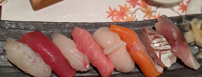 LISA-Sprachreisen-Erwachsene-Japanisch-Japan-Tokio-Sushi-Platte-Soja-Sauce