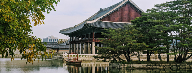 LISA-Sprachreisen-Erwachsene-Koreanisch-Suedkorea-Seoul-Palast-Gyeongbok-Tempel-See