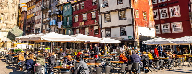 LISA-Sprachreisen-Erwachsene-Portugiesisch-Portugal-Porto-Ausgehen-Cafe-Restaurant-Sonne