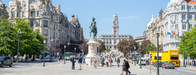 LISA-Sprachreisen-Erwachsene-Portugiesisch-Portugal-Porto-Platz-Zentrum-Shoppen-Statue