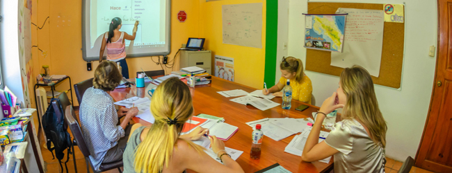 LISA-Sprachreisen-Erwachsene-Spanisch-Costa-Rica-Samara-Beach-Sprachschule-Klassenraum-Unterricht-Gruppe