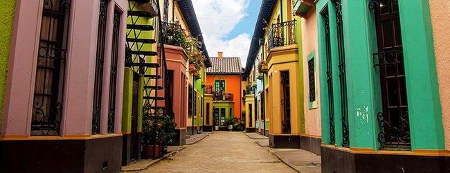 LISA-Sprachreisen-Erwachsene-Spanisch-Kolumbien-Bogota-Bunt-Fassade-Haeuser-Strasse LISA-Sprachreisen-Erwachsene-Spanisch-Kolumbien-Bogota-Bunt-Fassade-Haeuser-Strasse