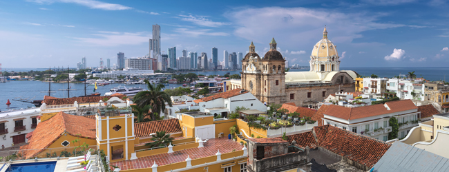 LISA-Sprachreisen-Erwachsene-Spanisch-Kolumbien-Cartagena-Altstadt-Meer-Hochhaeuser-Schiff