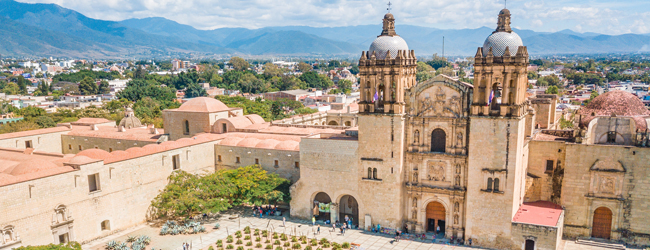 LISA-Sprachreisen-Erwachsene-Spanisch-Mexiko-Oaxaca-Kirche-Platz-Berge-Stadt