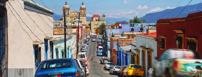 LISA-Sprachreisen-Erwachsene-Spanisch-Mexiko-Oaxaca-Stadt-Autos-Strasse-Kirche