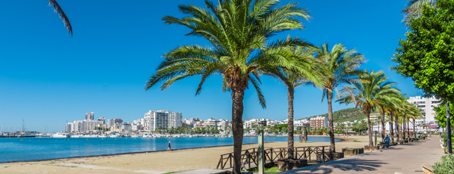 LISA-Sprachreisen-Erwachsene-Spanisch-Spanien-Ibiza-Promenade-Stadt-Meer-Sonne