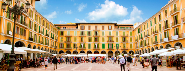 LISA-Sprachreisen-Erwachsene-Spanisch-Spanien-Palma-de-Mallorca-Plaza-Altstadt-Cafes-Leben