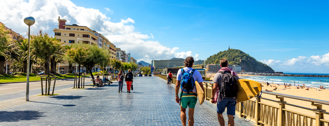 LISA-Sprachreisen-Erwachsene-Spanisch-Spanien-San-Sebastian-Promenade-Meer-Surfbrett-Baden