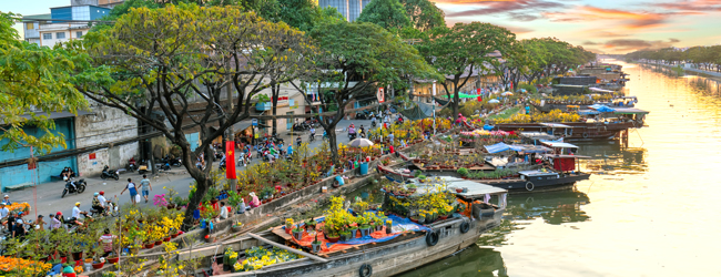 LISA-Sprachreisen-Erwachsene-Vietnamesisch-Vietnam-Saigon-Fluss-Boote-Verkauf-Blumen