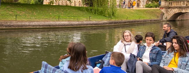 Bottsfahrt auf dem Fluss Cam in Cambridge bei einem Familiensprachkurs Englisch
