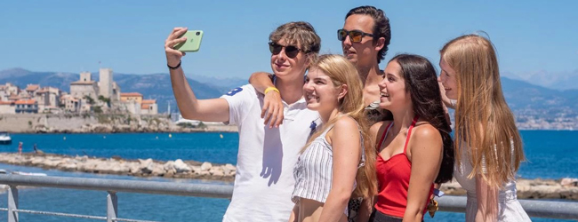 LISA-Sprachreisen-Familien-Franzoesisch-Frankreich-Antibes-Urlaub-Meer-Promenade-Selfie