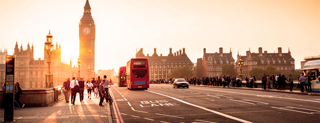 LISA-Sprachreisen-London-Central-Westminster-bridge-houses-of-Parliament-Big-Ben-Sonne-Sonnenuntergang-abends-rote-Busse