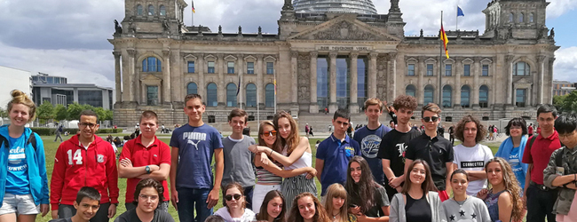 LISA-Sprachreisen-Schueler-Deutsch-Deutschland-Berlin-Watersports-Ausflug-Reichstag-Gruppe