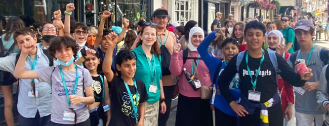 Fröhliche Schüler bei einem Freizeitausflug bei einer Sprachreise für Schüler in Bedford