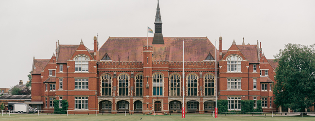Blick auf das Hauptgebäude der Bedford School aus roten Backsteinen