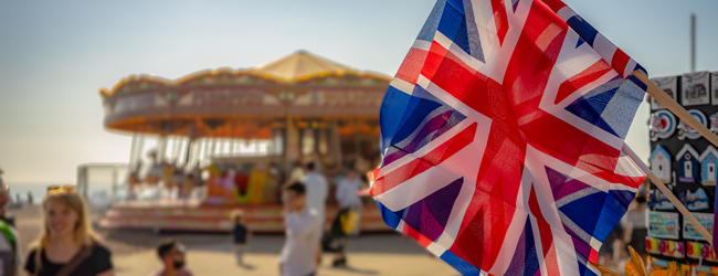 LISA-Sprachreisen-Schueler-Englisch-England-Brighton-Campus-Pier-Karusell-Strand-Flagge