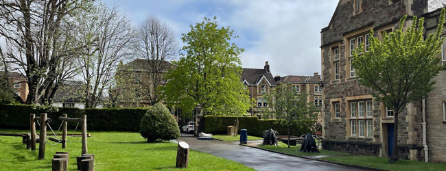 LISA-Sprachreisen-Schueler-Englisch-England-Bristol-Schule-Primary-School-Garten