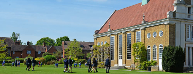 LISA-Sprachreisen-Schueler-Englisch-England-Cambridge-South-Memorial-Hall-Gelaende