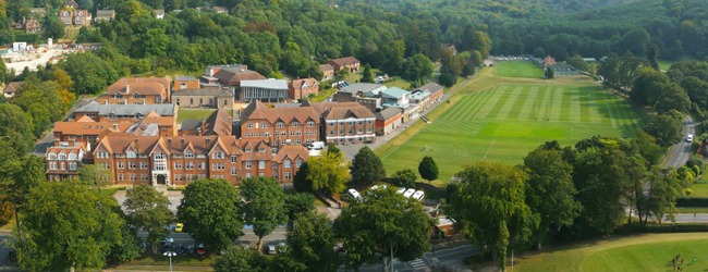 LISA-Sprachreisen-Schueler-Englisch-England-Caterham-Campus-Gelaende-Wald-Natur