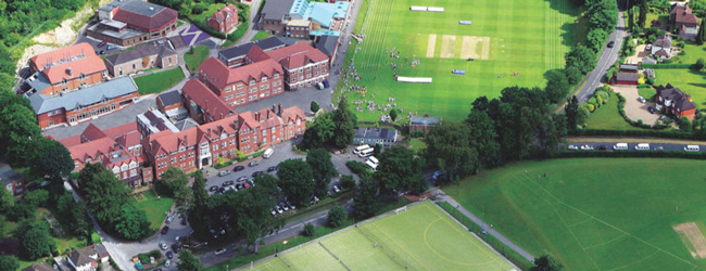 Luftaufnahme des Schulgeländes in Caterham mit Sportanlagen während einer Sprachreise für Schüler in England