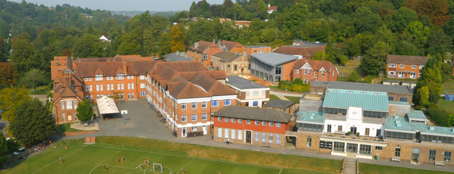 LISA-Sprachreisen-Schueler-Englisch-England-Caterham-Sprachschule-Gelaende-Sportfeld-Sporthalle