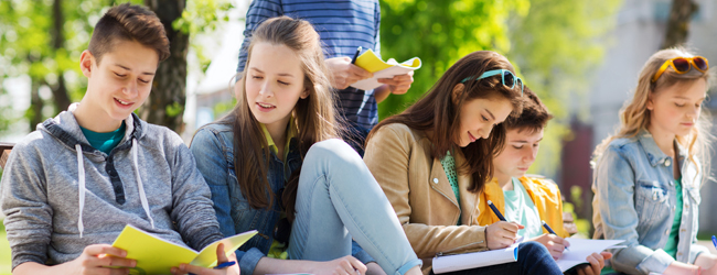 LISA-Sprachreisen-Schueler-Englisch-England-Cheltenham-College-Lernen-Gemeinsam-Pause-Bank