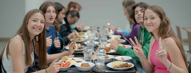 Mittagessen in der Cafeteria der Sprachschule in Eastbourne Jugendliche beim Mittagessen in der Cafeteria der Sprachschule in Eastbourne