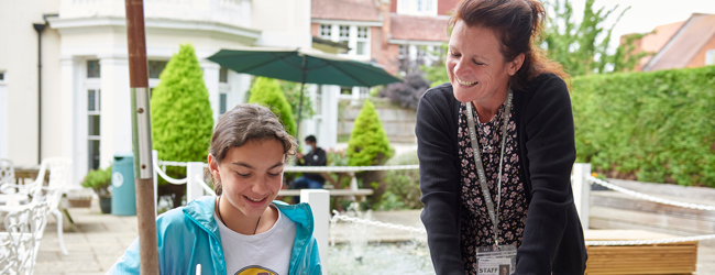 LISA-Sprachreisen-Schueler-Englisch-England-Eastbourne-Promenade-Sprachschule-Unterricht-Sprachkurs