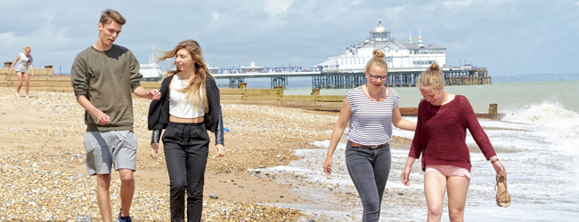 LISA-Sprachreisen-Schueler-Englisch-England-Eastbourne-Promenade-Strand-Meer-Spaziergang-Pier