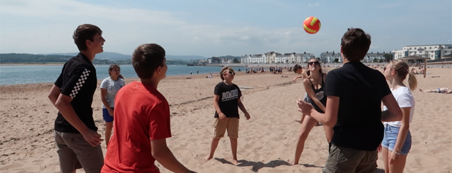 LISA-Sprachreisen-Schueler-Englisch-England-Exmouth-Freizeit-Strand-Sport-Volleyball