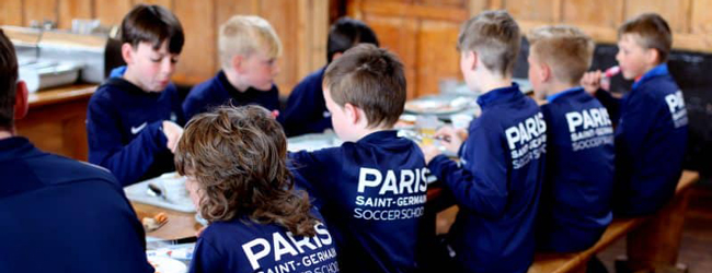 LISA-Sprachreisen-Schueler-Englisch-England-Fleetwood-Fussball-Gruppe-Mittagessen-Cafeteria LISA-Sprachreisen-Schueler-Englisch-England-Fleetwood-Fussball-Gruppe-Mittagessen-Cafeteria