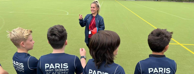 Ballern und Büffeln - so machen wir Kinder zu englischsprachigen Fussballstars Im LISA! Sprachreisen-Fussballcamp PSG in England erklärt die Trainerin vier Sprachreisenschülern den Trainingsablauf auf Englisch.
