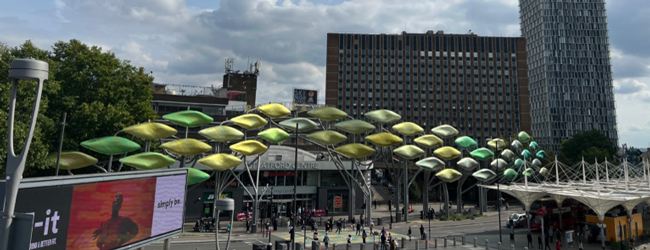 LISA-Sprachreisen-Schueler-Englisch-England-London-Stratford-Skulptur-Gelb-Gruen-Platz