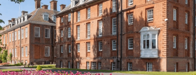 Zwei rote Backsteingebäude des Marlborough College in England