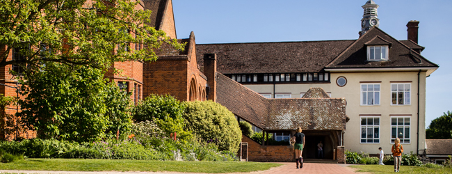 LISA-Sprachreisen-Schueler-Englisch-England-Petersfield-Bedales-School-Gebaude-Eingang