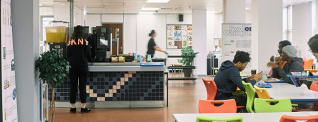 Mittagessen in der cafeteria bei einer LISA! Sprachreise in Portsmouth Schüler essen in der Cafeteria auf dem Campus der Portsmouth University