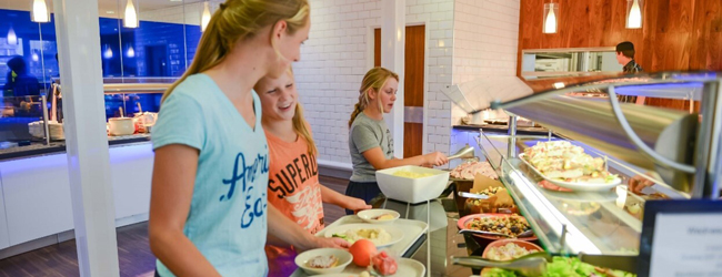 LISA-Sprachreisen-Schueler-Englisch-England-Shrewsbury-Essen-Cafeteria-Vollpension-Buffet