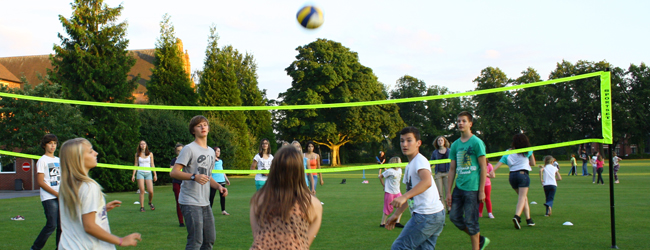 LISA-Sprachreisen-Schueler-Englisch-England-St-Josephs-Ipswich-Freizeit-Sport-Volleyball-Gruppe