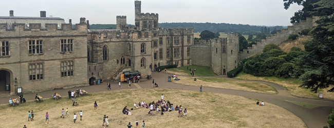 LISA-Sprachreisen-Schueler-Englisch-England-Surrey-Box-Hill-Ausflug-Warwick-Castle-Gelaende