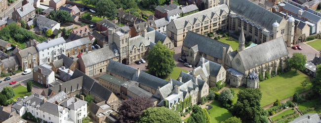 LISA-Sprachreisen-Schueler-Englisch-England-Uppingham-Gelaende-Schule-Stadt-Campus